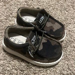 Toddler camo hey dudes size 7